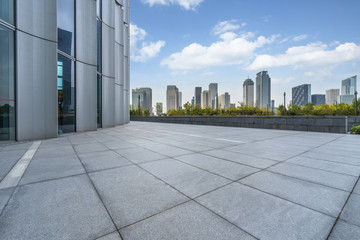 Fototapeta premium Panoramic skyline and buildings with empty square floor.