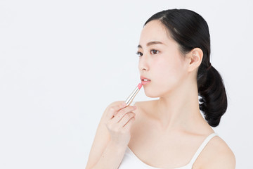 Naklejka premium メイクする女性 白バックイメージ