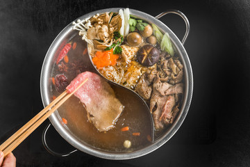 四川火鍋料理と専用２色鍋　Chinese hot pot