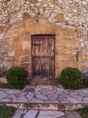 Puerta de madera antigüa de un molino en Getxo