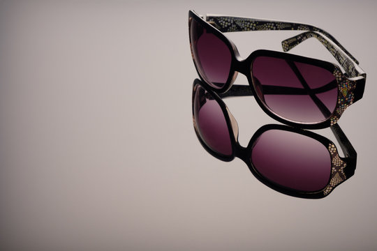 Sunglasses using soft focus black glass surface