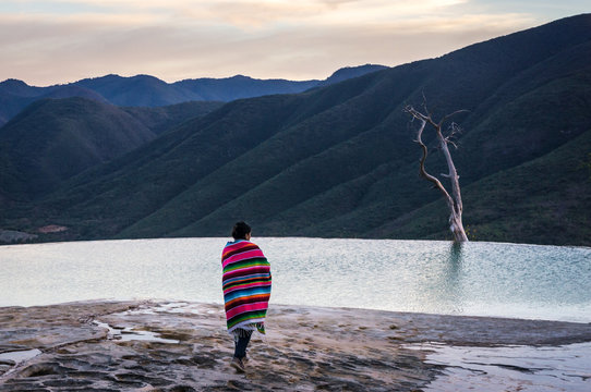 Touriste devant la piscine naturelle de Hierve el Agua
