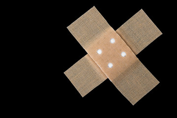 Pflasterkreuz aus zwei Heftpflastern