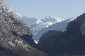 Berglandschaft im Winter, Blick ins Tal, enges Tal