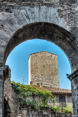 Blick durch Torbogen auf San Gimignano 