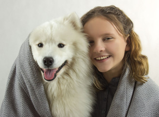 девочка с самоедской собакой
