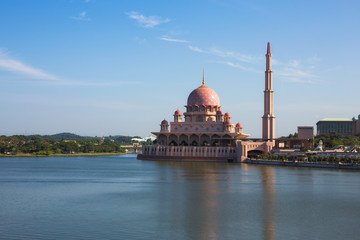 Fototapeta na wymiar Putra Mosque at noon the famous mosque of Putrajaya, Malaysia