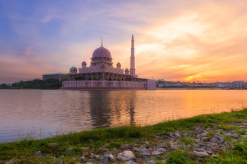 Fototapeta na wymiar Putra Mosque at morning the famous mosque of Putrajaya, Malaysia