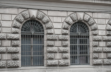 Fototapeta na wymiar Zwei Fenster im Rundbogen an einem ungarischen Gebäude