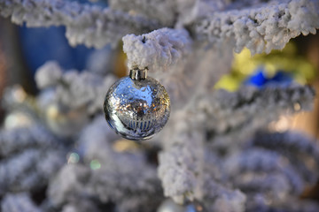 Boule de Noël argent dans sapin enneigé