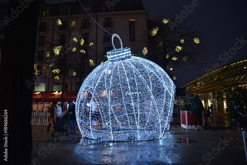 Boule De Noël Lumineuse En Extérieur Nuit Photo Libre De