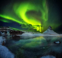 Fototapeten Kirkjufell-Berg mit schöner Aurora Borealis und gefrorenen Wasserfällen © Jag_cz