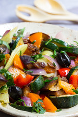 Caponata, italieniesche Gemüse Antipasti auf einem Teller