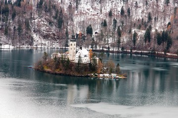 Fototapeta na wymiar Lago di Bled, isolotto