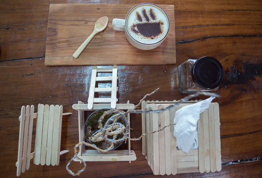 Cup of coffee on wooden dable in the coffee shop.