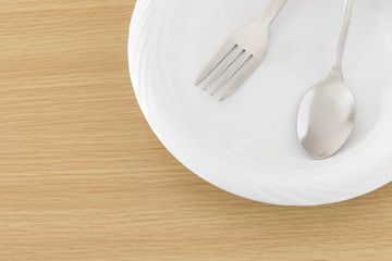 フォークとスプーンと皿