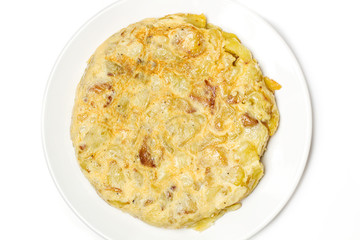 Tortilla española sobre plato blanco redondo. Vista superior