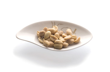ErdnÃ¼sse auf weisser Porzellan Schale / 50er Jahre Design, frei