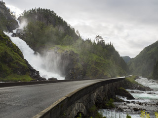 Cascada de Låtefossen, en la zona de ODDA, Noruega, verano de 2017. Lugar famoso turístico, en el...