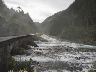 Cascada de Låtefossen, en la zona de ODDA, Noruega, verano de 2017. Lugar famoso turístico, en el...
