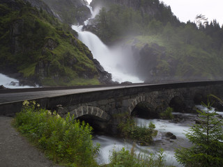 Cascada de Låtefossen, en la zona de ODDA, Noruega, verano de 2017. Lugar famoso turístico, en el que dos corrientes de agua se unen en el medio al bajar bajo el puente.