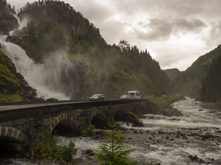 Cascada de Låtefossen, en la zona de ODDA, Noruega, verano de 2017. Lugar famoso turístico, en el...