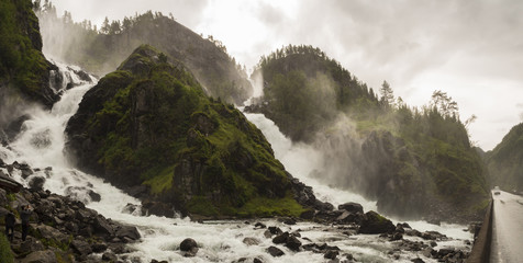 Cascada de Låtefossen, en la zona de ODDA, Noruega, verano de 2017. Lugar famoso turístico, en el...