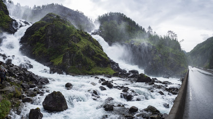 Cascada de Låtefossen, en la zona de ODDA, Noruega, verano de 2017. Lugar famoso turístico, en el...