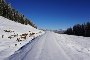 schneebedeckter Weg in den Alpen, Tirol, Austria