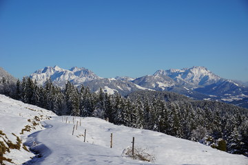 Fototapeta na wymiar Winterwanderweg im Schnee, Tirol, Austria