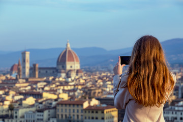 girl making a photo shoot of Florence with the smartphone
