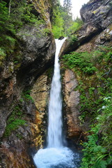 Fototapeta na wymiar Imposanter Wasserfall in einer Schlucht Österreich