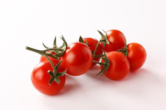 Mittlere Strauchtomaten als Freisteller