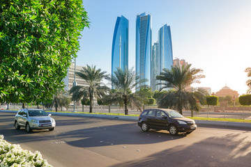 Obraz premium Hauptstrasse mit Skyline von Abu Dhabi