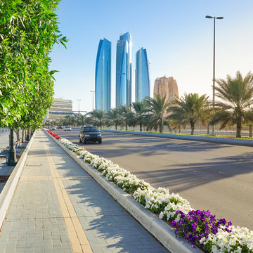 Hauptstrasse mit Skyline von Abu Dhabi