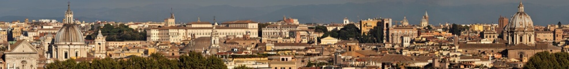 Fototapeta na wymiar Roma, Italia. Veduta della città dall'alto. Convento dei Filippini e Chiesa Nova