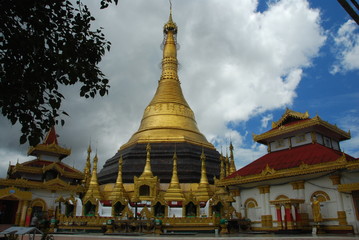Fototapeta premium Pagode Kyaikthanlan, Mawlamyine, Birmanie