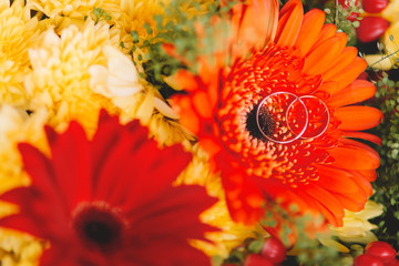wedding rings decor flowers