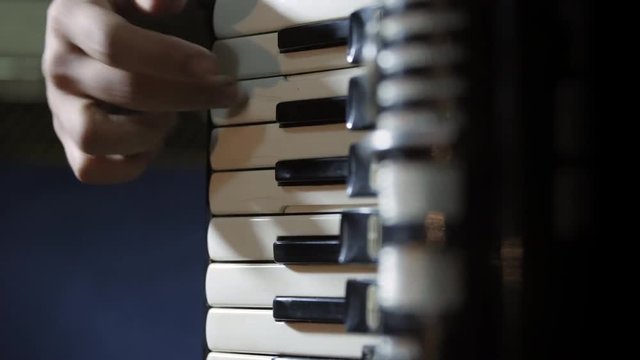 Playing the Accordion in slow motion - Keyboard