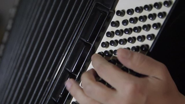 Playing the Accordion in slow motion - Bellows