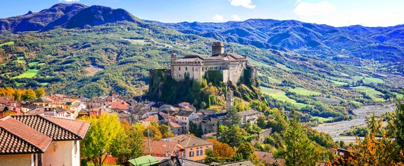 Foto auf Alu-Dibond "Castello di Bardi" - impressive medieval fortress in Emilia -Romagna, Italy © Freesurf