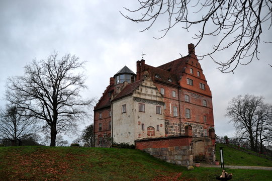 Schloss Ulrichshusen vor kaltem Winterhimmel 