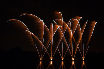 Neues jahr: feuerwerk bitte warten! Bilder und Videos suchen: neujahrsgrüsse