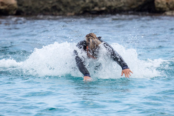 Delfin schiebt Frau durchs Wasser