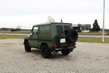 Obraz premium Militärischer Oltimer Geländewagen