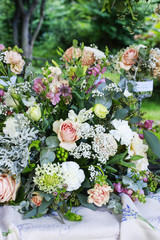 Obraz na płótnie Canvas Wedding floral decorations with roses, lillies, dahlias and carnations.