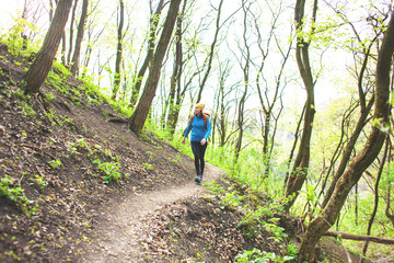 Obraz premium The girl with the backpack.