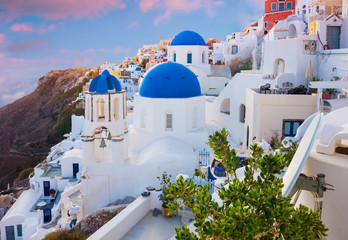 Fototapeta premium Niebieskie kopuły na wyspie Santorini w Grecji