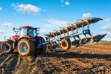 Obraz premium tracteur et sa charrue