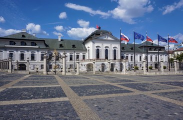 Fototapeta na wymiar Photo of the presidential palace in Bratislava
